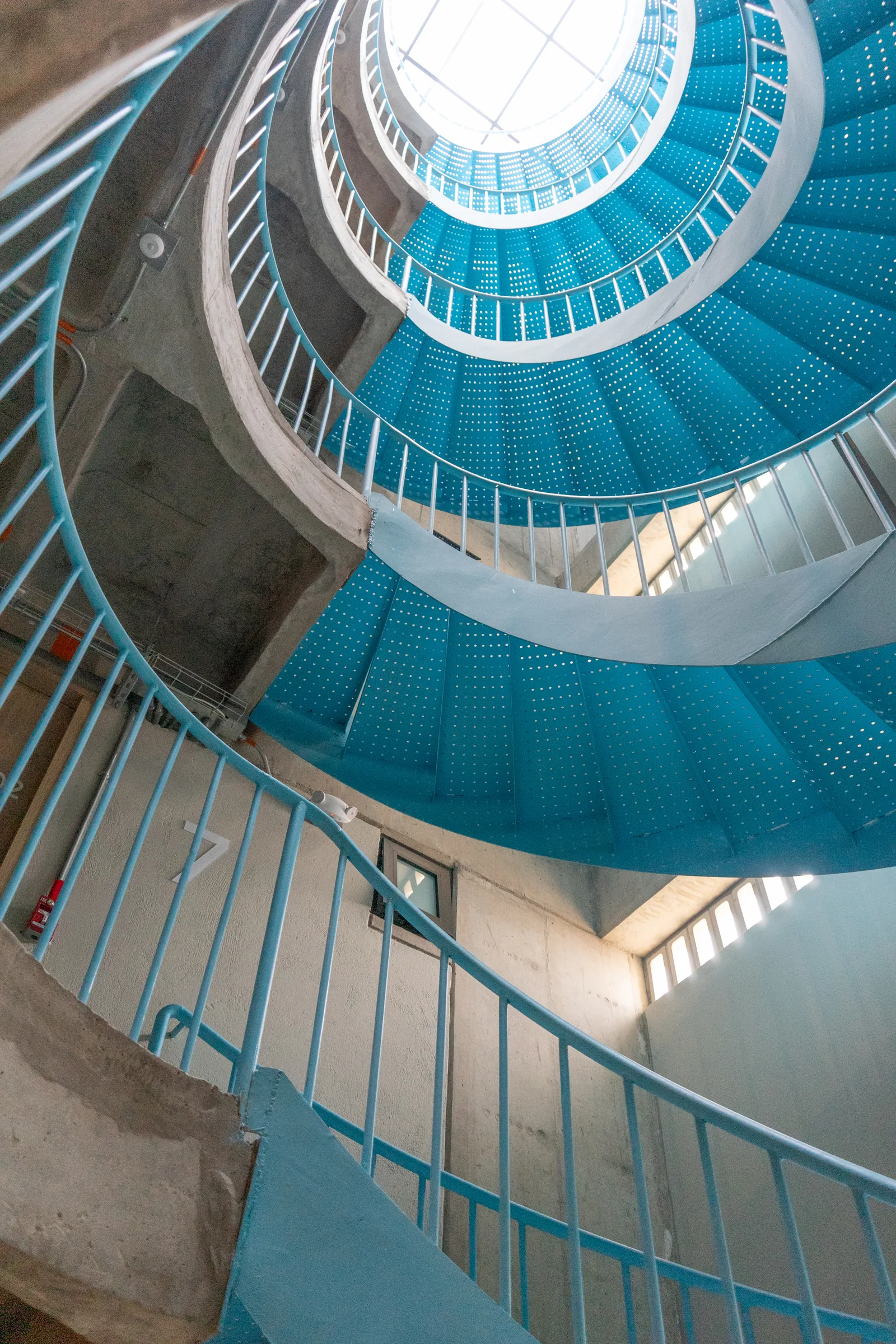 Escalera de caracol turquesa en Hotel Once22