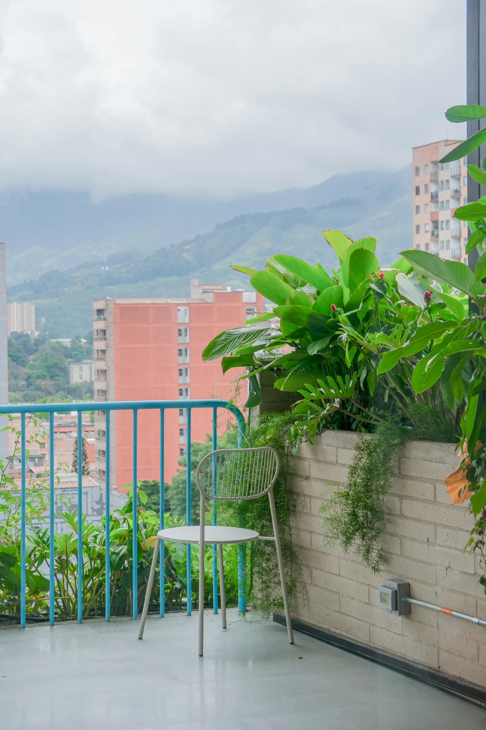 Balcón con plantas y vista a las montañas
